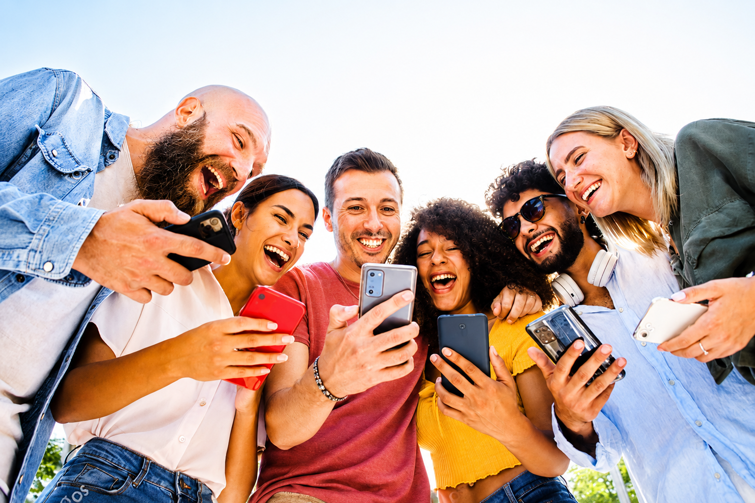 Pessoas satisfeitas com internet de alta velocidade